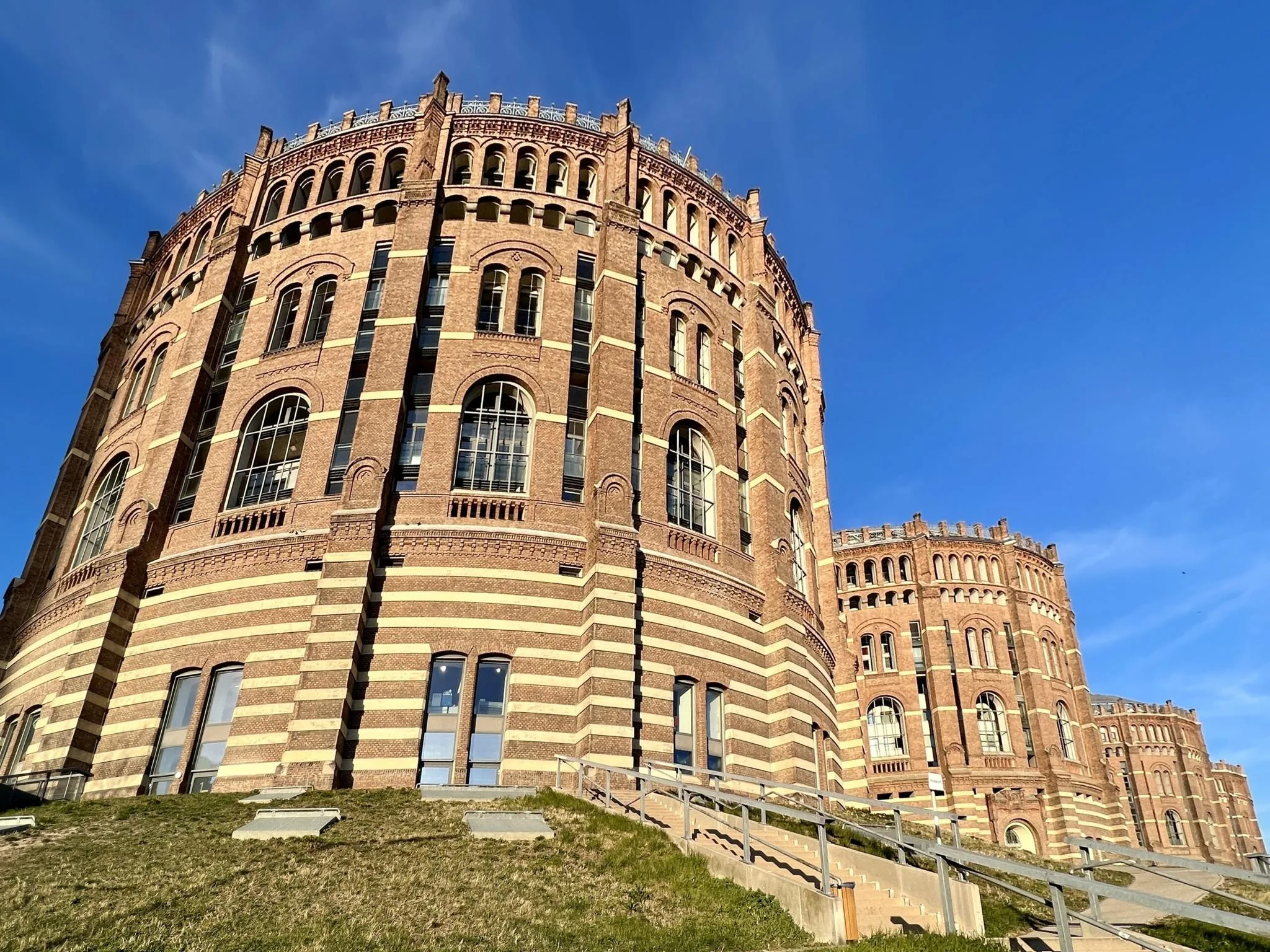 Die vier Gasometer sind Arbeitsplatz der Persönlichen Assistent:innen