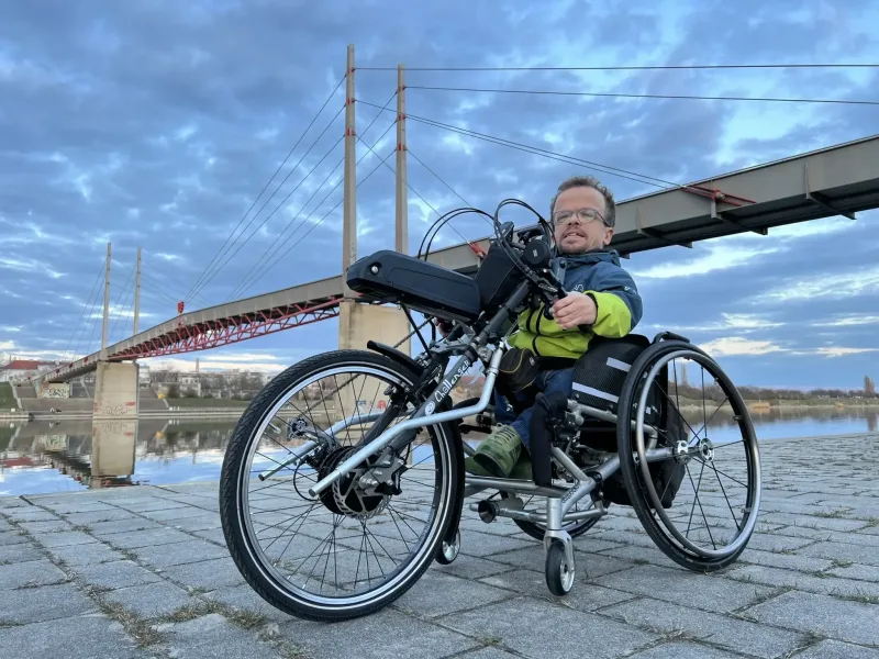 Mit dem Handbike auf der Donauinsel bei der Neuen Donau. Persönliche Assistenz unterstützt in der Mobilität