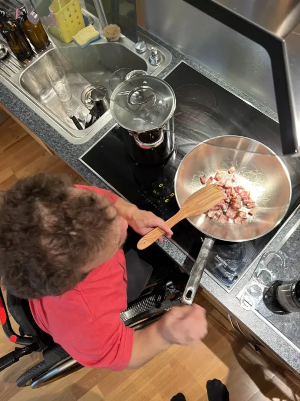 Das wird Pasta Carbonara. Vorerst wird der Speck ausgelassen.