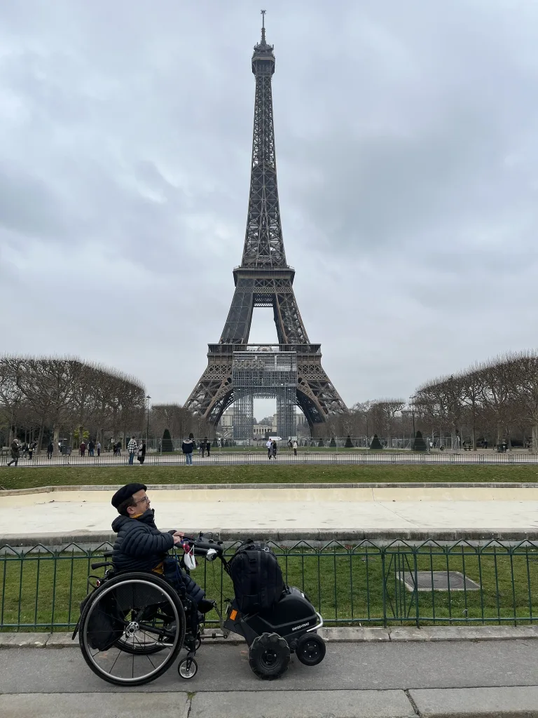 In Paris vor dem Eiffelturm