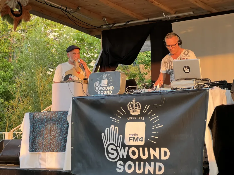 DJ und MC Sugar B von FM4 Swound Sound machen sich schon warm im Usus am Wasser an der Neuen Donau.