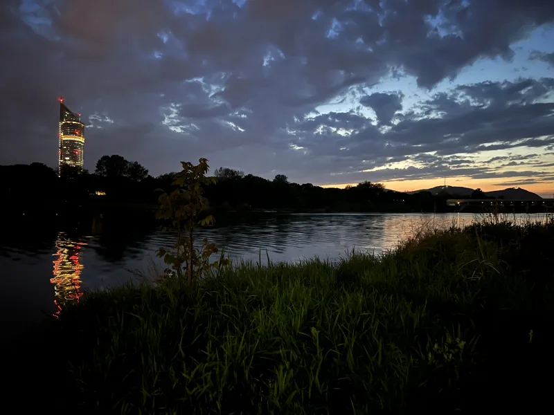 Neue Donau bei Sonnenuntergang