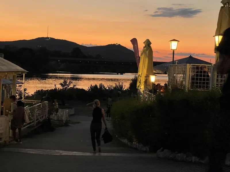 Skylinie über Kahlenberg, Leopoldsberg und die Donau vom Usus am Wasser beim Sonnenuntergang