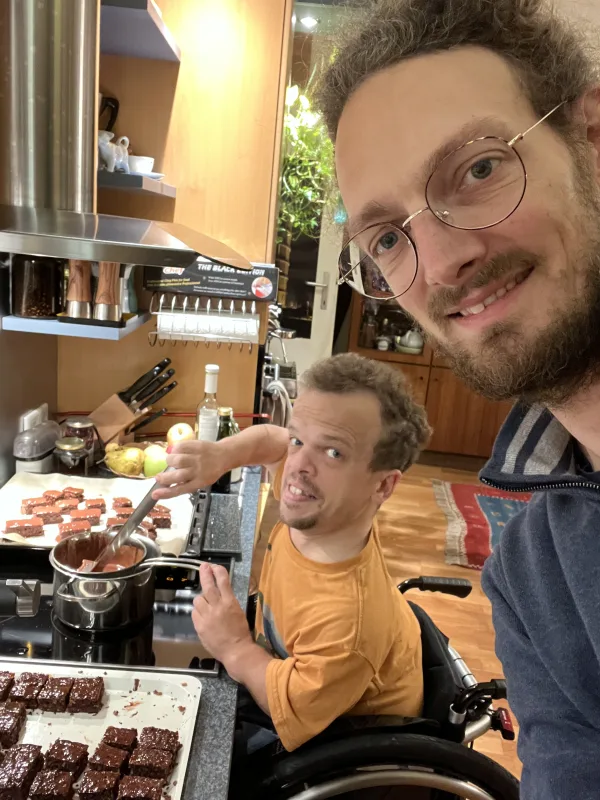 Persönliche Assistenz am Herd beim Kochen