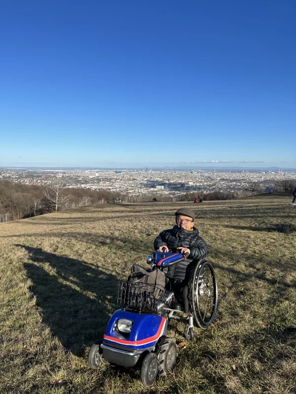 Swisstrac Zuggerät am Rollstuhl im Lainzer Tiergarten in Wien