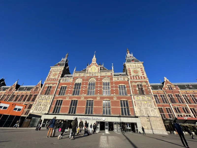 Bahnhof Amsterdam Centraal auf einer Dienstreise mit Persönlicher Assistenz