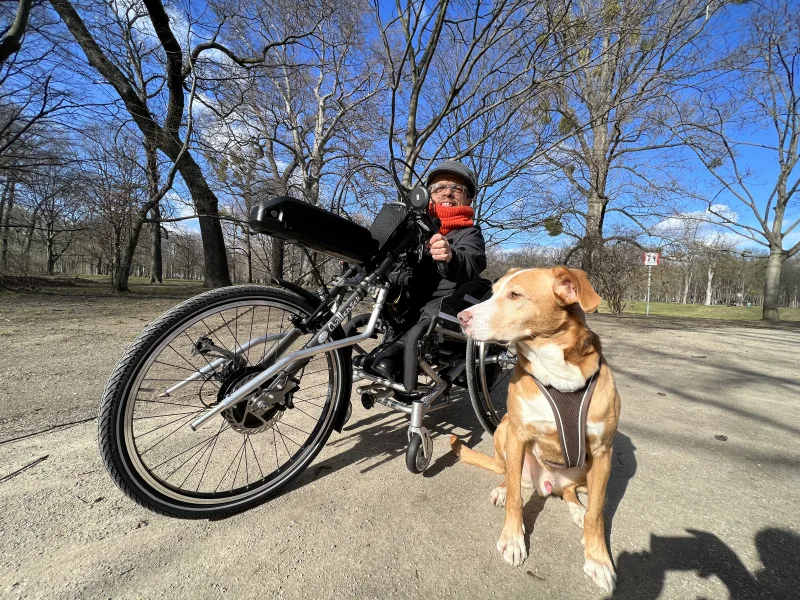 Assistenzhund Don mit bei einer Fahrradtour