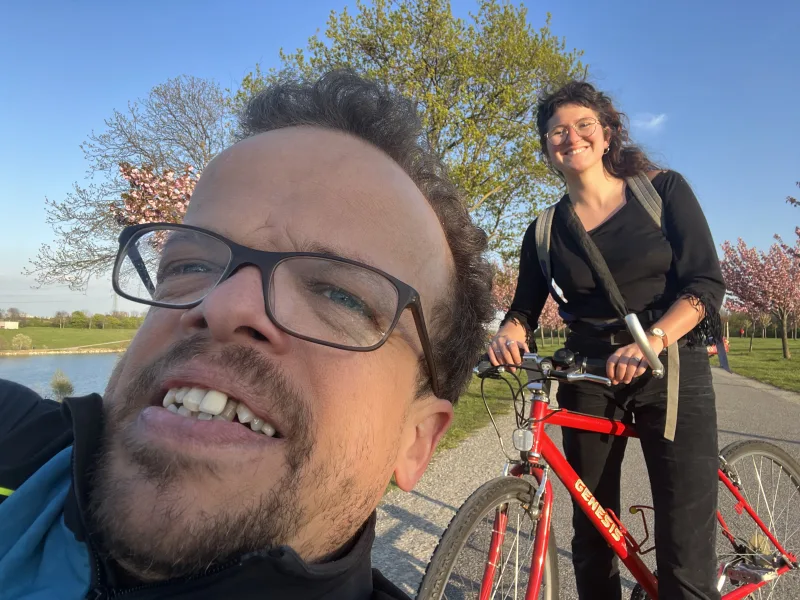 Mit dem Handbike und Persönlicher Assistenz unterwegs. Assistentin Mirjam auf ihrem roten Rennrad