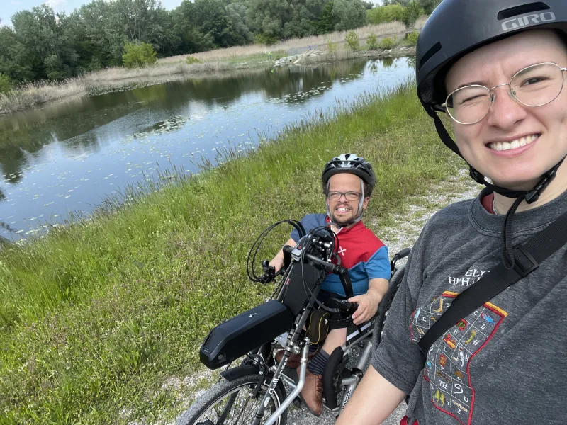 Ausfahrt mit dem Handbike in die Lobau. Persönliche Assistenz unterstützt beim Einkehren.