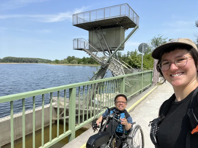 Persönliche Assistentin Mirjam unterstützt mich auf einer Handbiketour in der Lobau