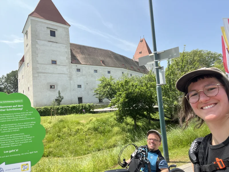 Vor dem Schloss in Orth/Donau auf der Handbiketour nach Hainburg