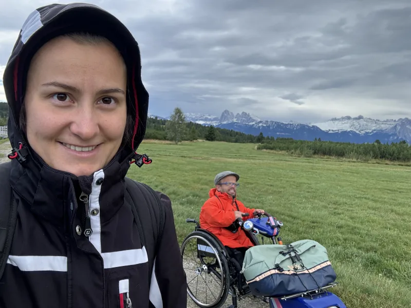 Mit der Assistentin Miriam auf der Villanderer Alm in Südtirol mit dem Swisstrac Zuggerät und Rollstuhl bergwandern.