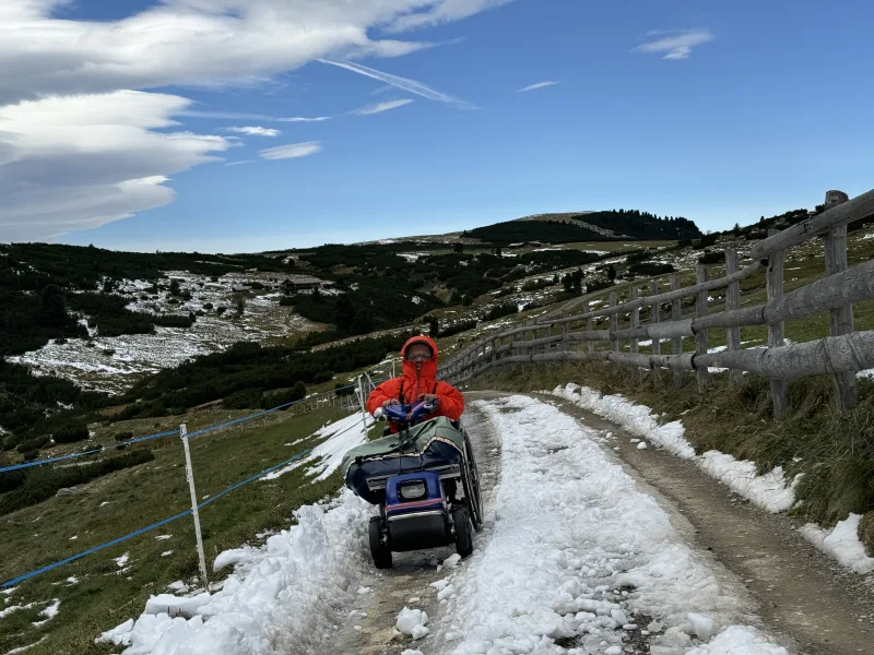 Mit dem Swisstrac Zuggerät über ein Schneefeld auf der Villanderer Alm am Weg zur Stöffelhütte