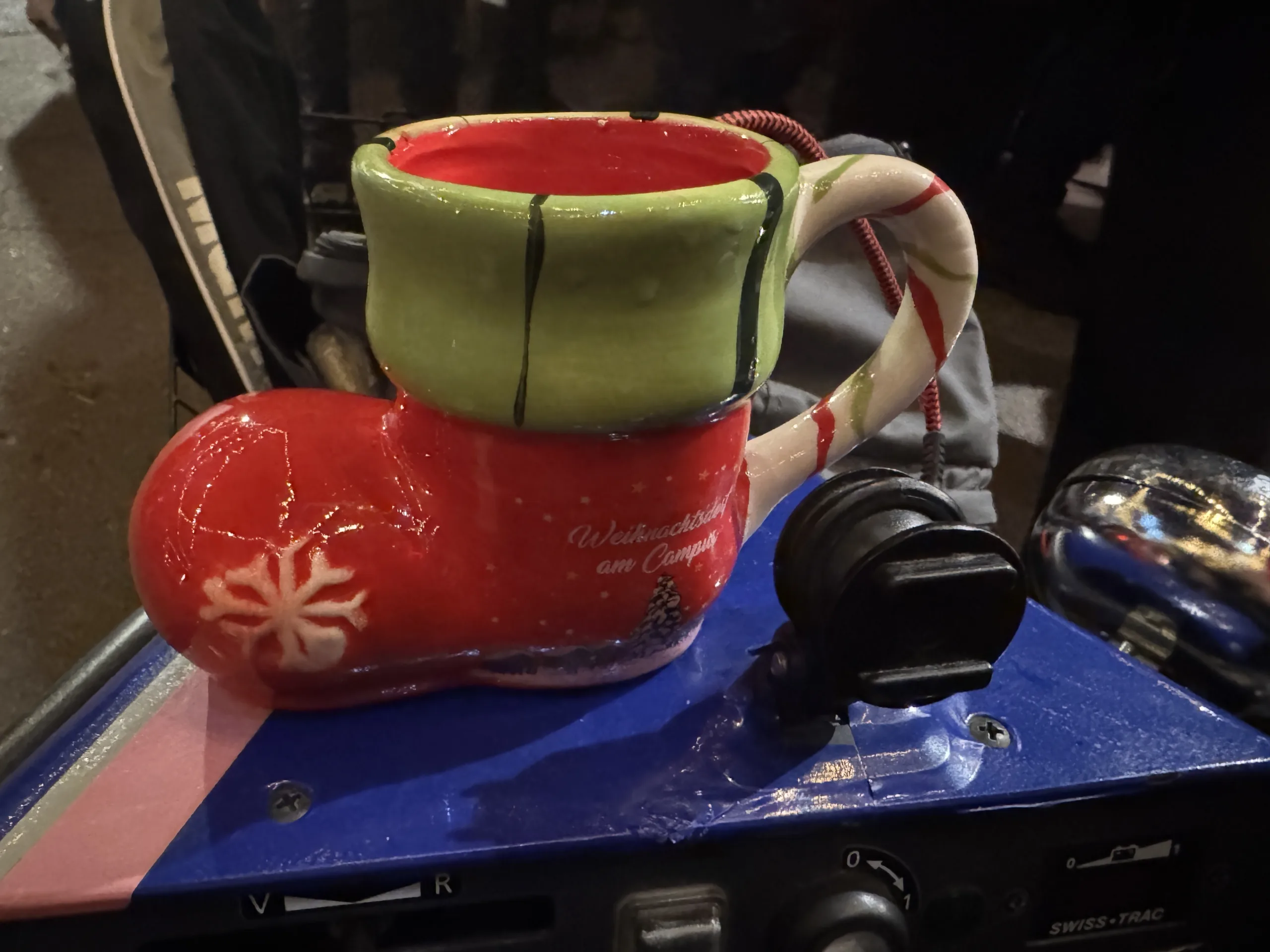 Glühwein aus dem Stiefel am Adventmarkt