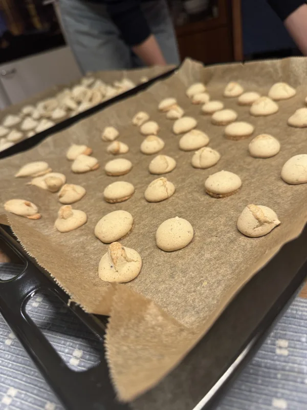 Weihnachtskekse auf einem Backblech beim Backen mit Persönlicher Assistenz