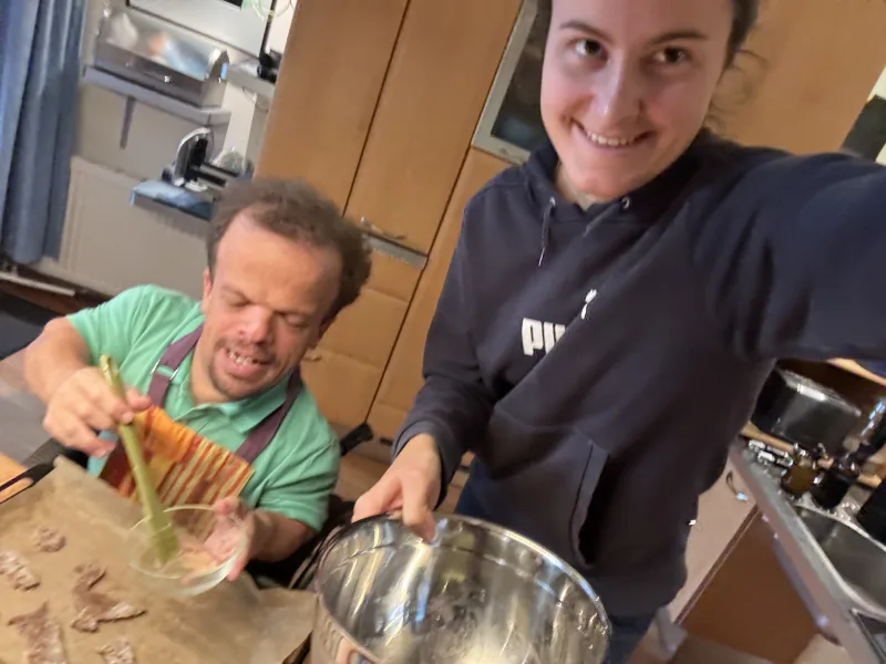 Backen mit der Unterstützung von Persönlicher Assistenz im Advent