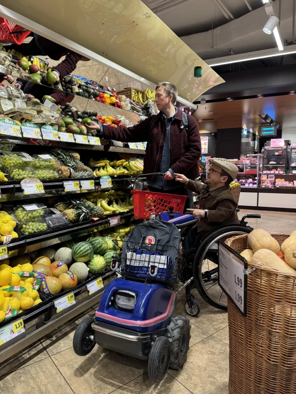 Obsteinkauf im Supermarkt mit Persönlicher Assistenz. Die Avocado liegen zu hoch und können aus dem Rollstuhl heraus nicht erreicht werden.