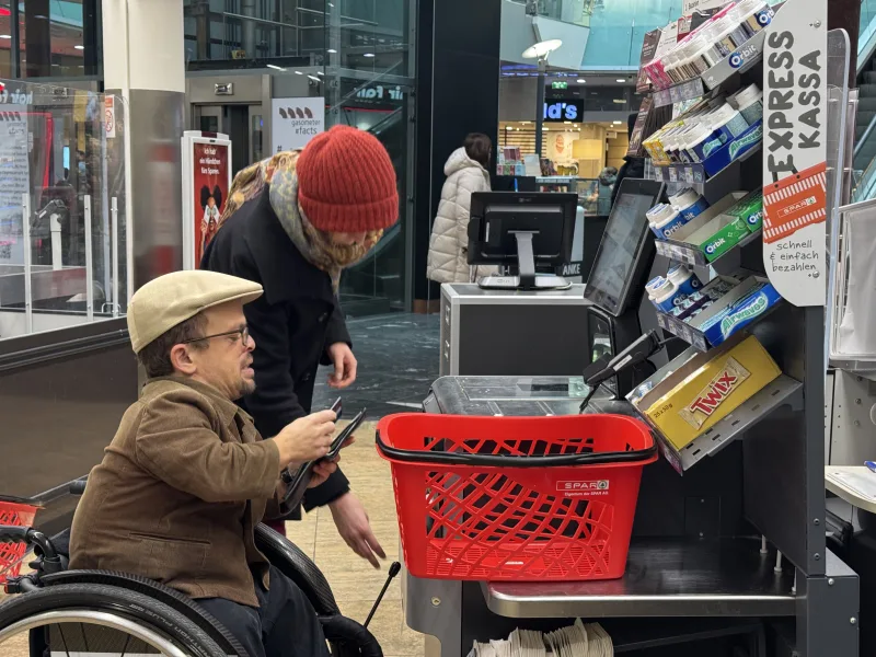 Bezahlen am Kassenautomaten mit Persönlicher Assistenz.