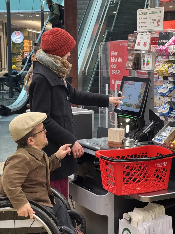 Bezahlen mit Persönlicher Assistenz am Kassenautomat.